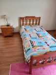 Cama solteiro madeira pinho com uma mesa cabeceira