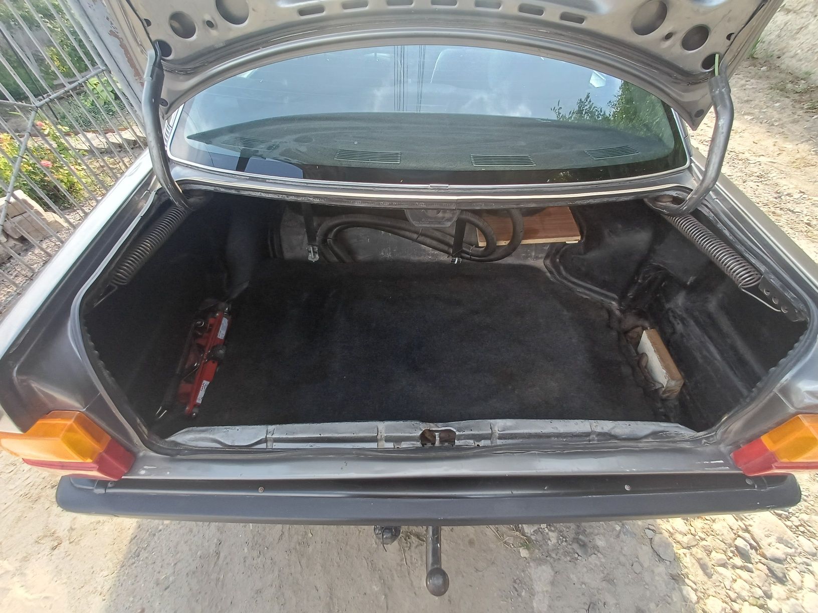 Audi 100 C3     .