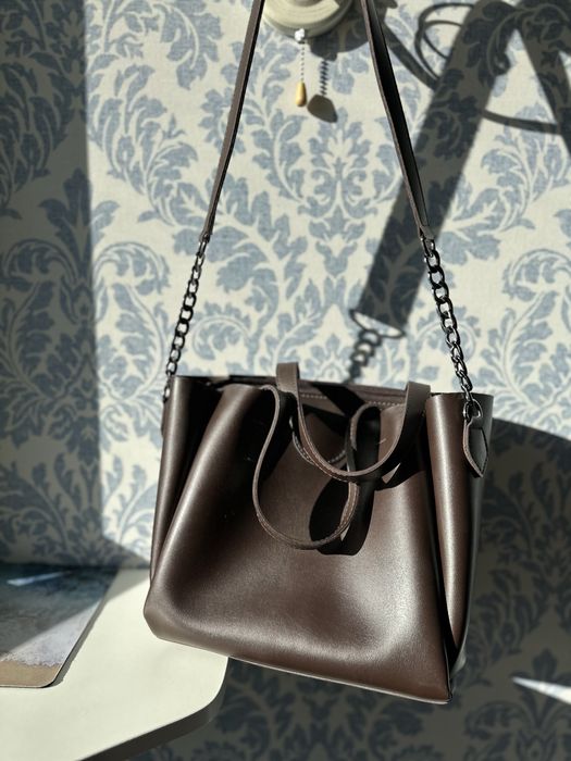 Сумка шоколадного кольору на плече