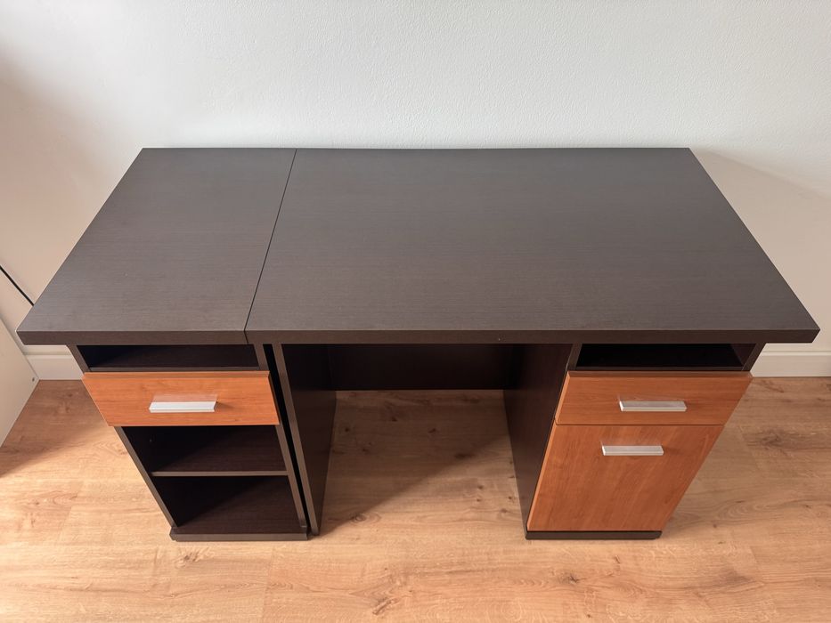 Secretária de madeira com gavetas