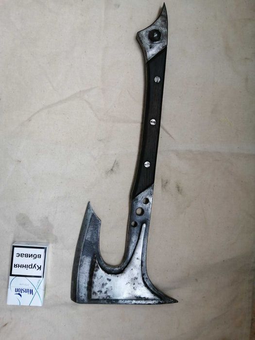 Топор футуристичний.