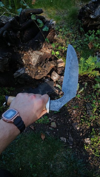 Ręcznie wykuty nóż/kosa/sierp.Knifemaking.Ręcznie rzeźbiona rękojeść.