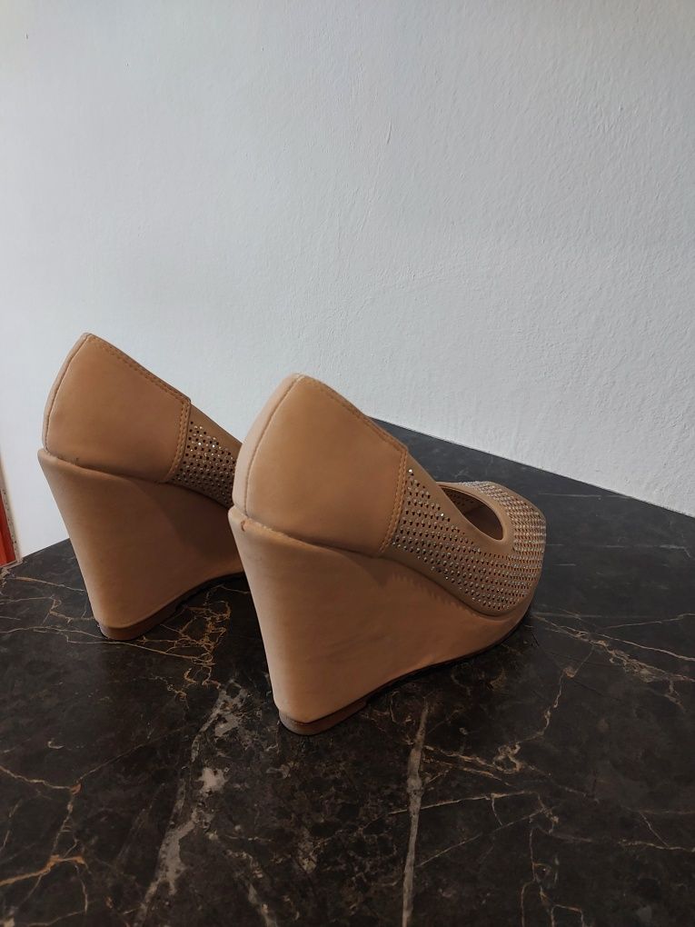 Buty na koturnie