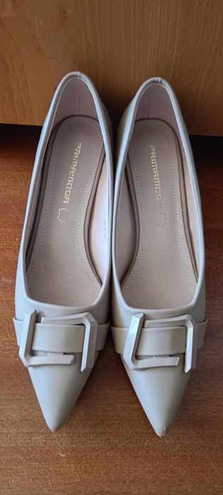 Czółenka ecru na obcasie 38