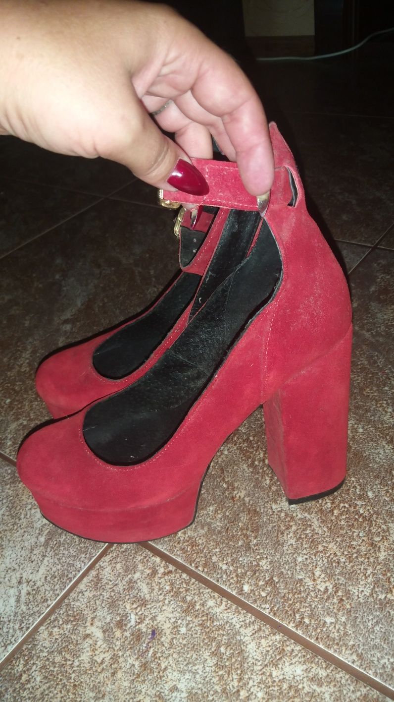 Жіночі туфлі червоного кольору натуральний нубук