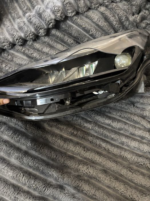 Фара тесла У оригинал целая и битая