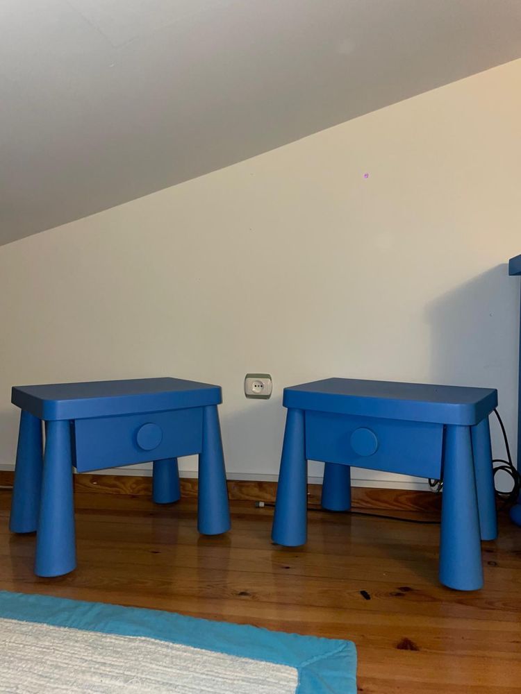 Cómoda Linha Mammut Ikea e mesinhas de cabeceira