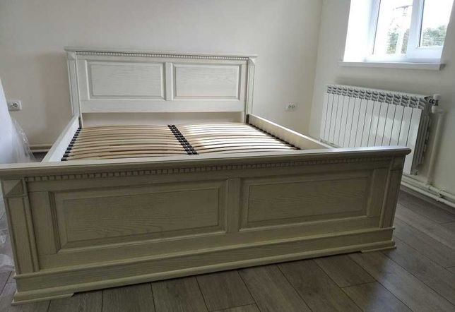 Спальня  ліжко з масиву дуба ясеня.