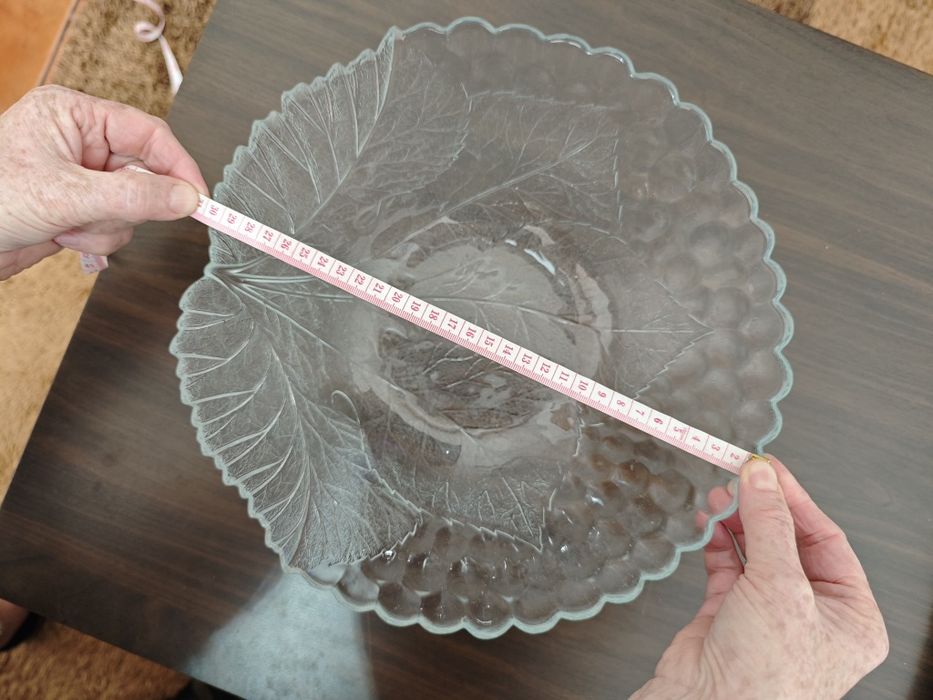 Taça de vidro com relevo