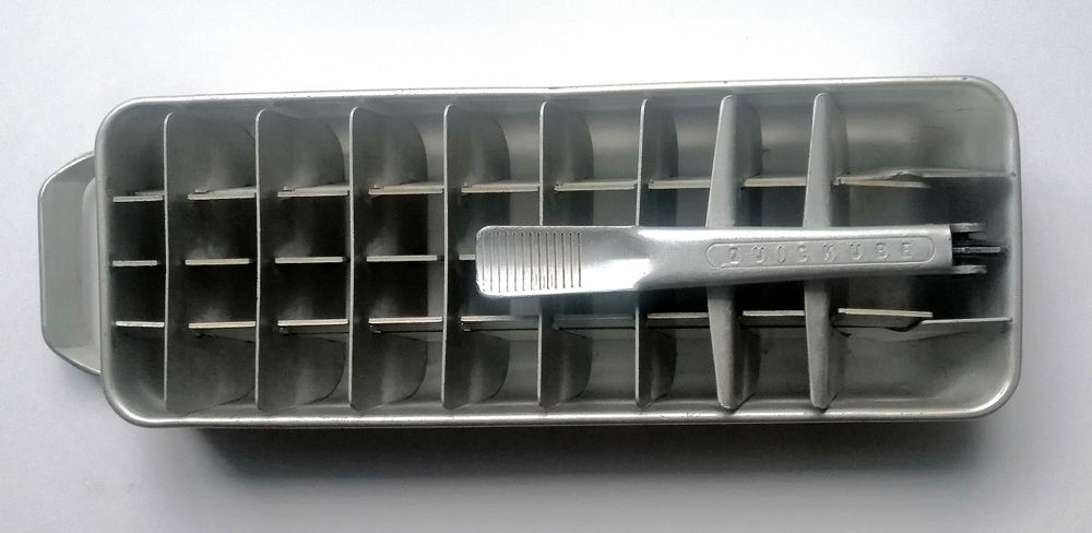 Antigo tabuleiro gelo em metal utilizado nos frigoríficos Frigidaire