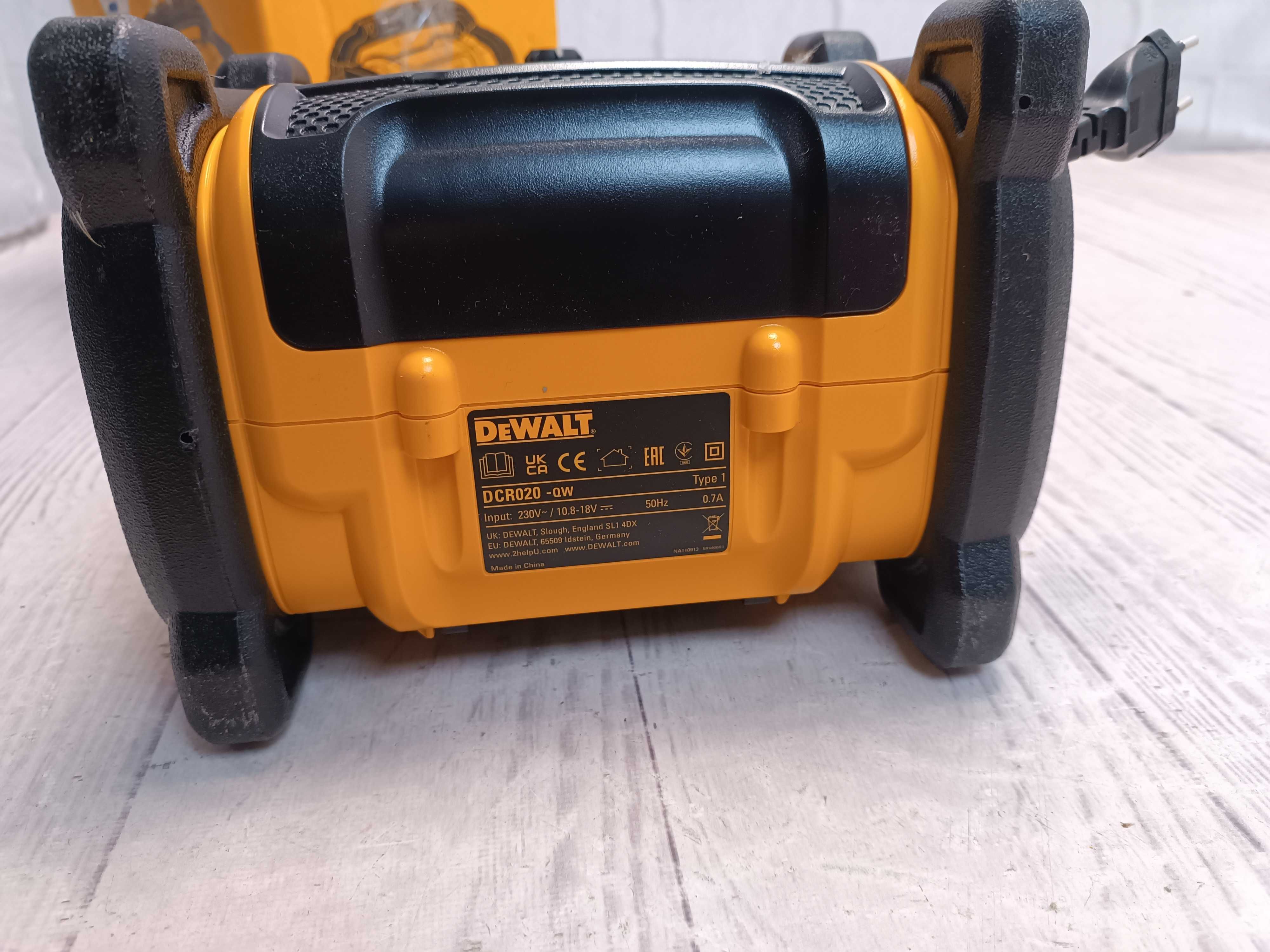Зарядний пристрій радіоприймач DeWALT DAB+/FM XR Li-Ion DCR020