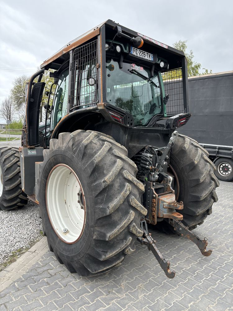 Ciągnik w leśnej zabudowie Valtra claas