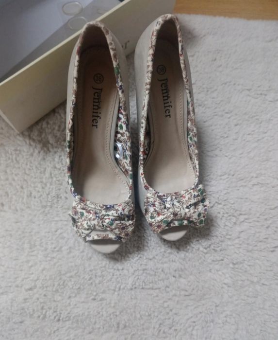 Szare buty na obcasie