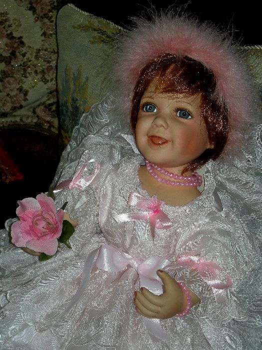 Lalka porcelanowa siedząca sygnowana Oncrown