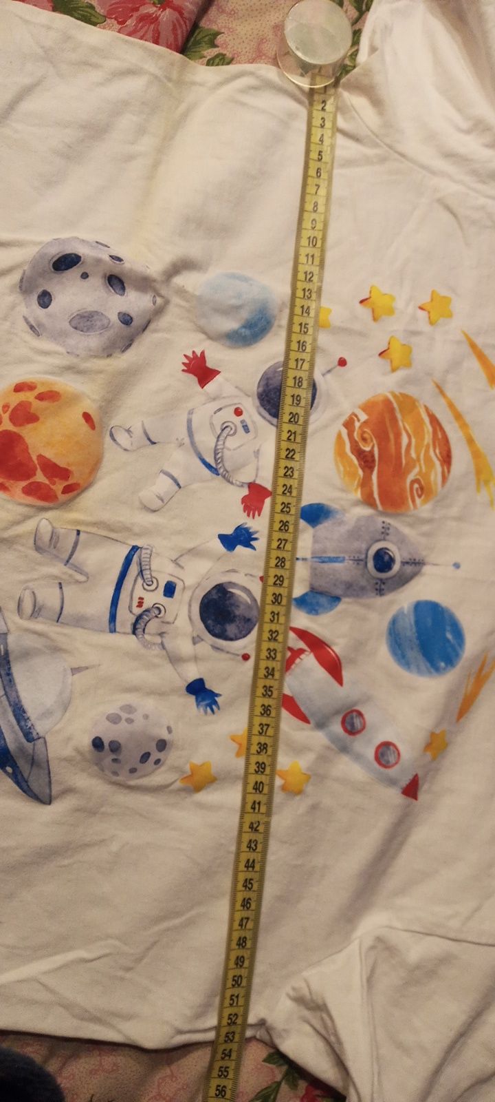 Biały t-shirt kosmos.