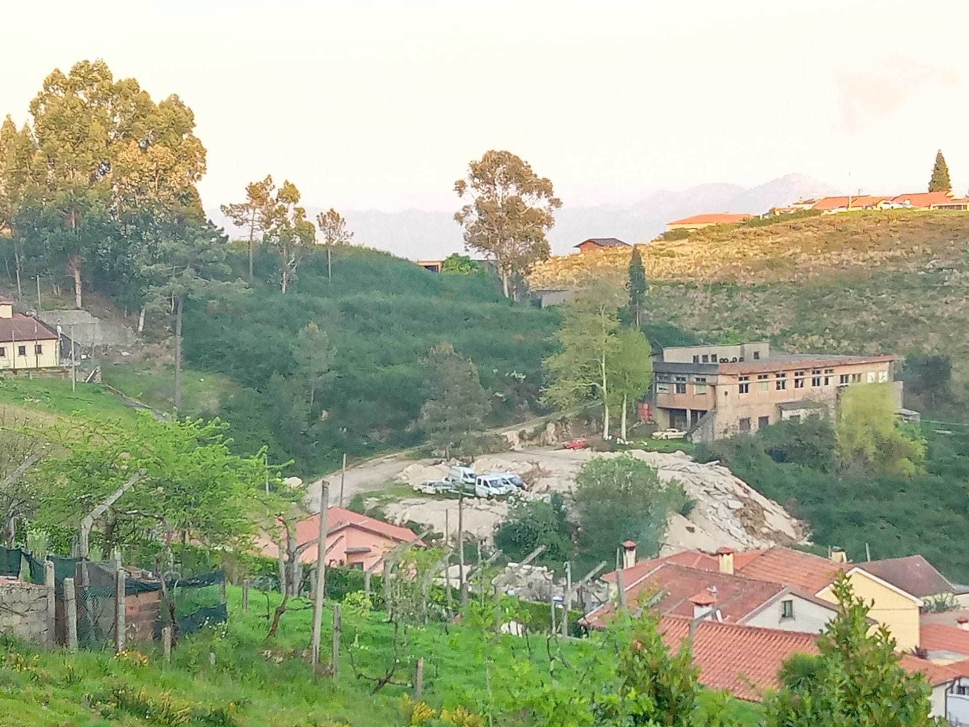 Casa geminada com 10 quartos e 5 casas de banho, para restaurar