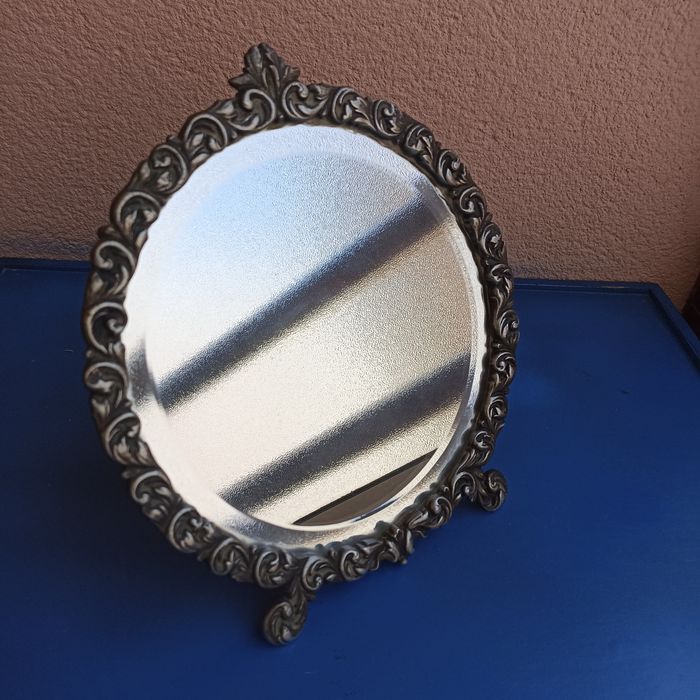 Espelho antigo de mesa em metal trabalhado motivo floral Arte Nova