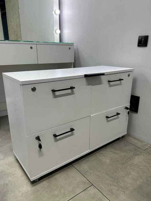 Стіл візажний з підсвіткою, комод