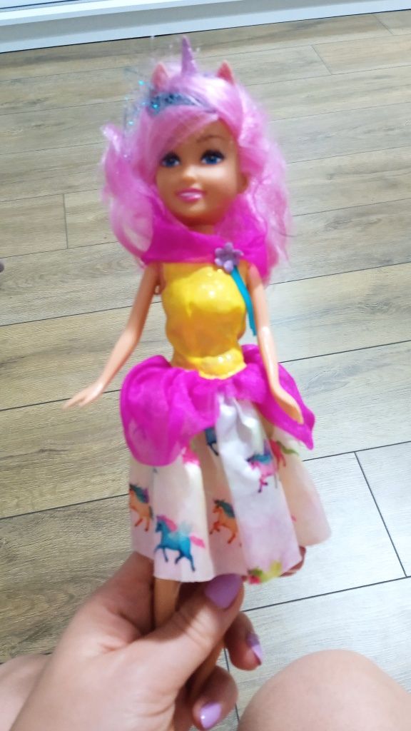 Lalka Barbie jednorożec