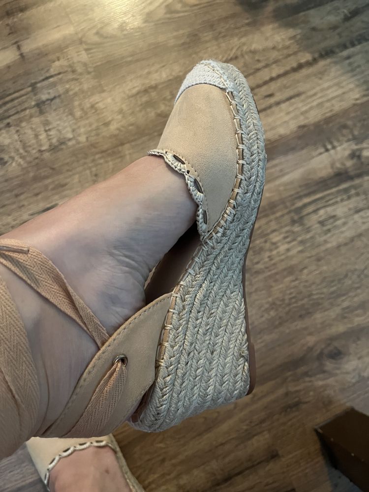 Buty na koturnie