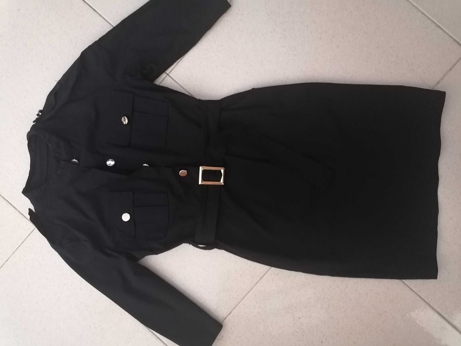 Vestido preto com botões dourados, novo