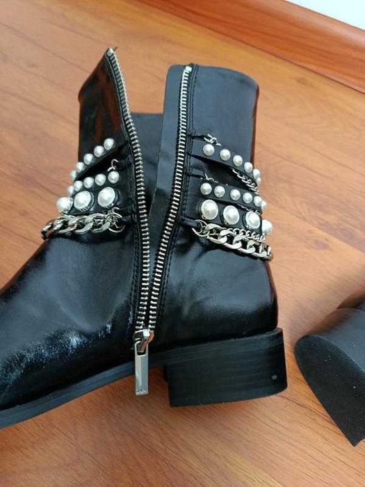 Шикарні чорні лакові ботильйони / черевики zara з перлами та ланцюгами