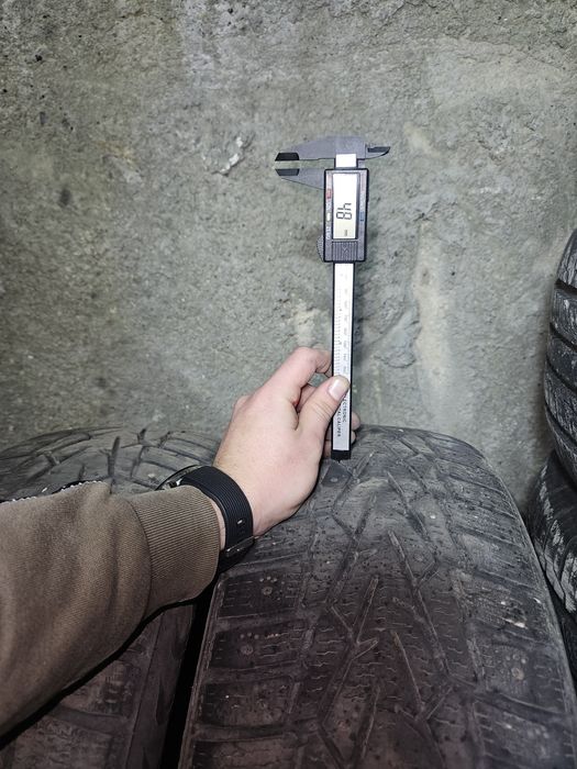 Резина зимова Nokian 215/65 r16