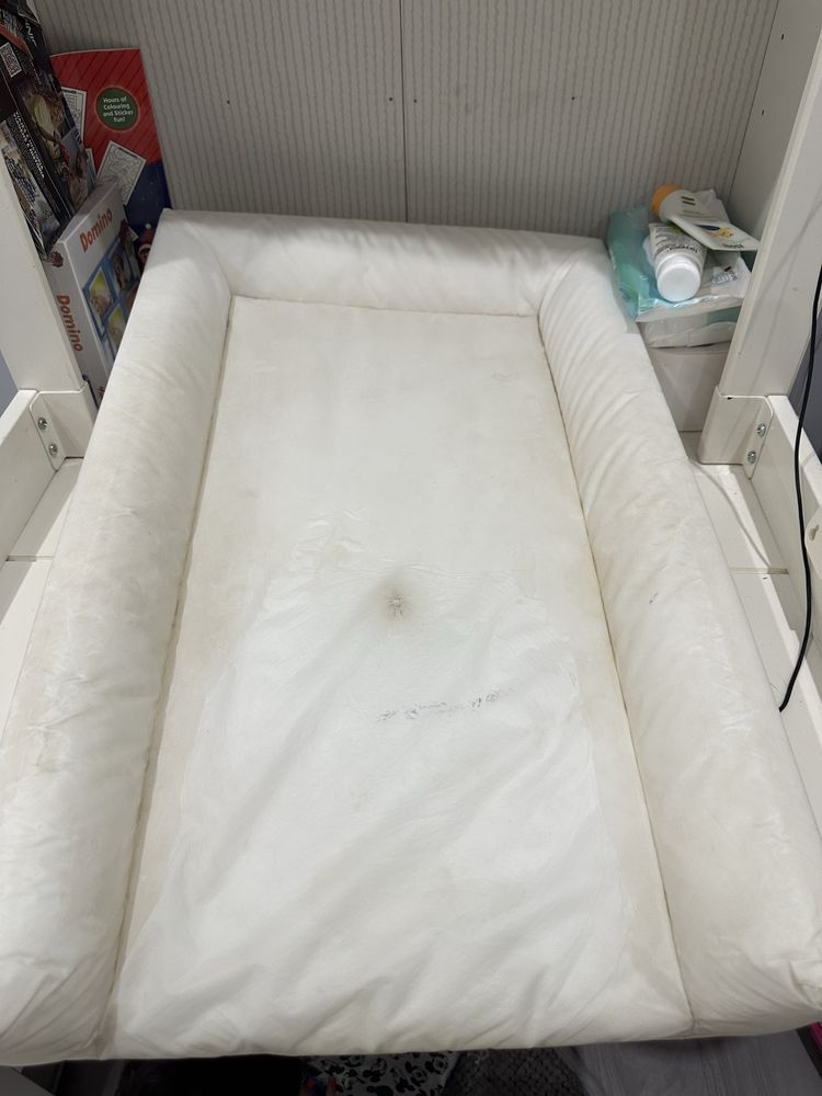 Trocador/ Estante IKEA branco com cestos, balde lixo,colchão e forras