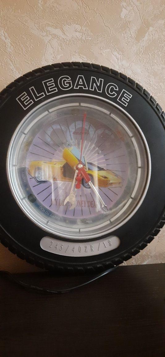 Часы настенные  в форме машинного колеса