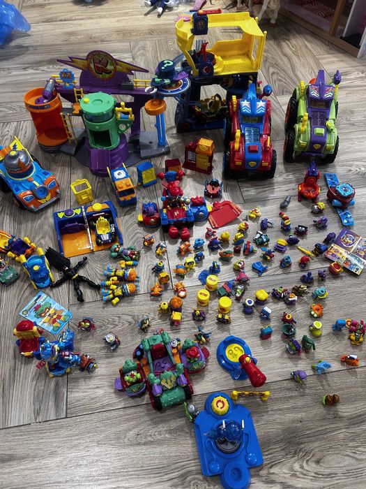 Mix SUPER ZINGS, ok. 70 figurek, 3 duże pojazdy, 2 bazy i inne