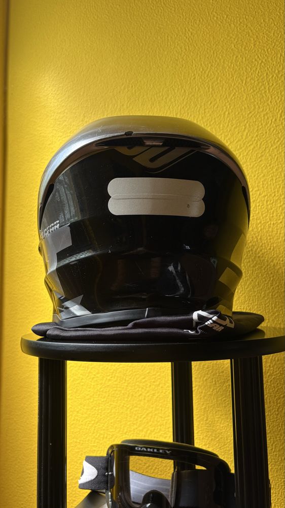 Capacete e óculos