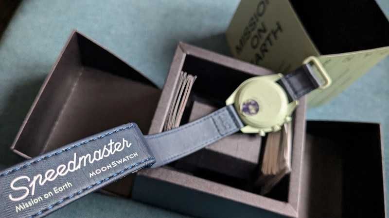 Omega x Swatch SO33G100 Ziemia - Wizjonerski Kosmos i Przyroda