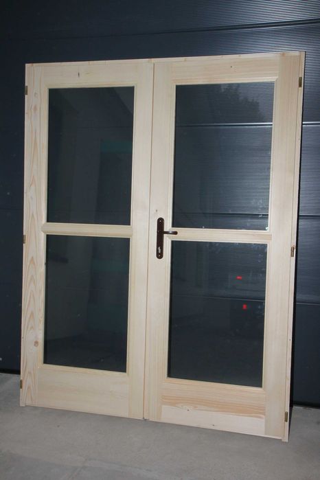 Drzwi drewniane do domu letniskowego, domki z bali, domki gospodarcze