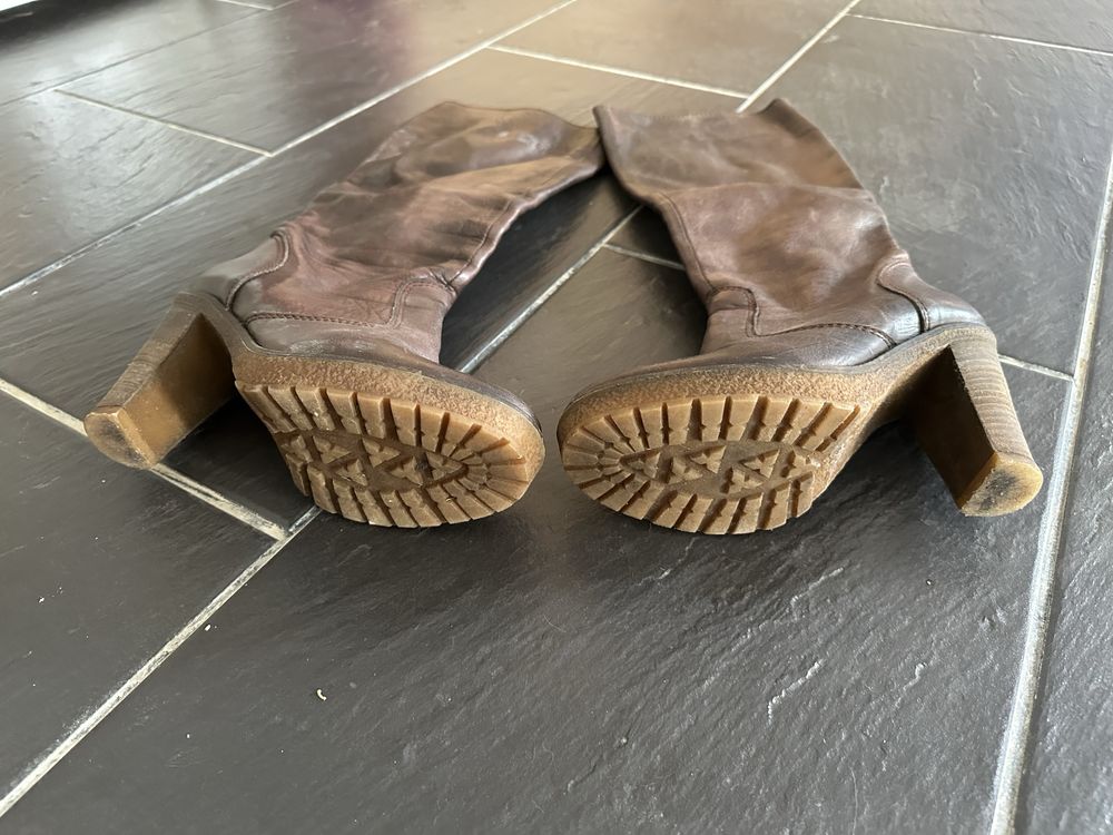 Botas usadas em pele