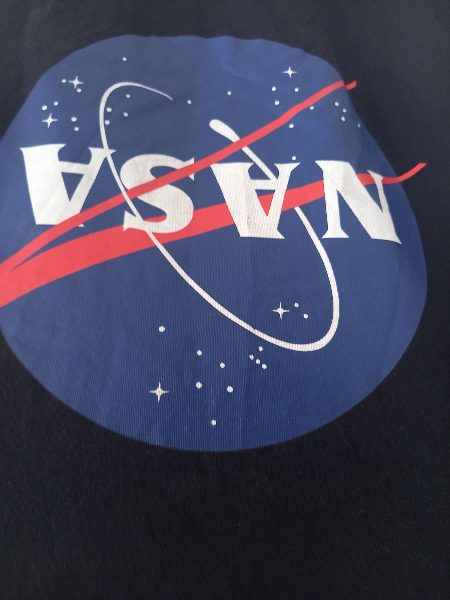 Czarny T-shirt z logo NASA marki H&M na rozmiar S.