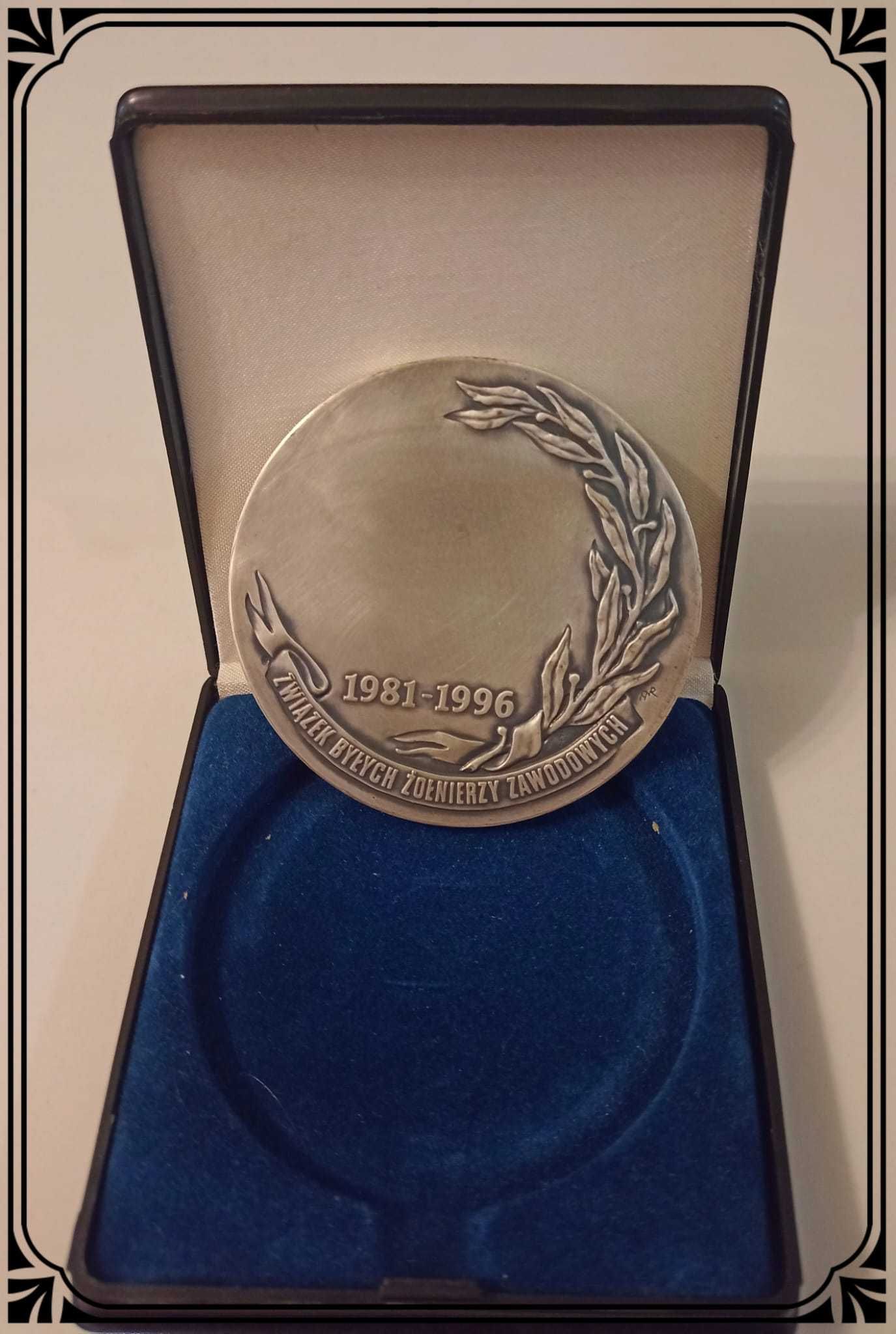 Oryginalny medal z napisem "Zawsze Wierni Ojczyźnie ..."