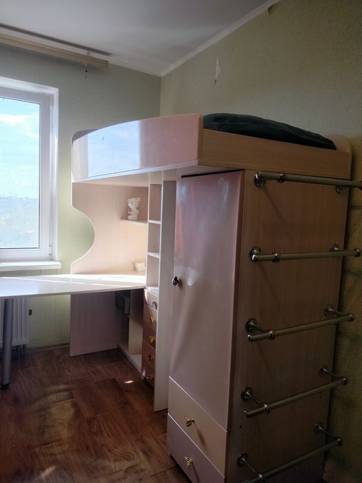 Ліжко-шафа з письмовим столом