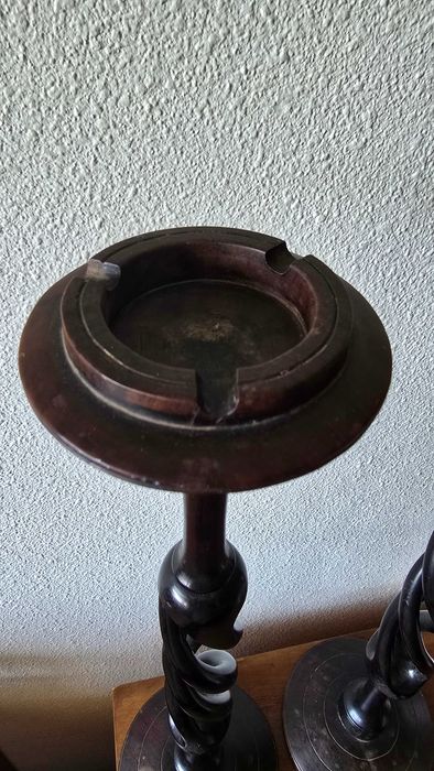 Cinzeiros Antigos em Pau Preto – Pé Alto com 60cm