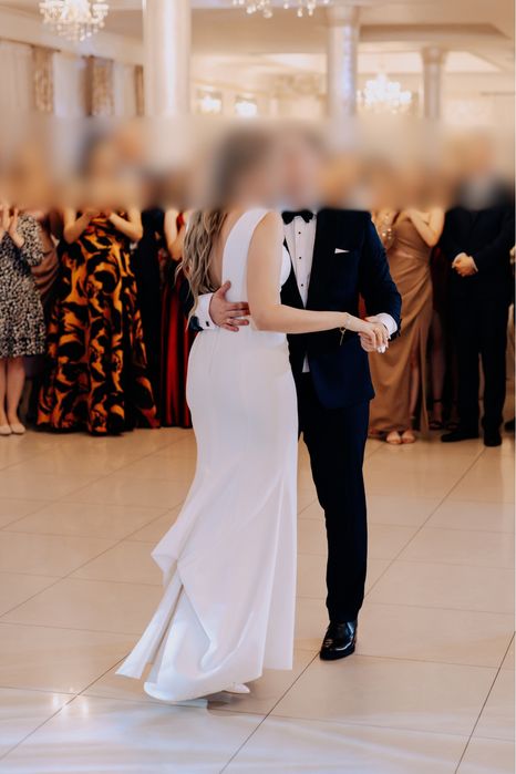 Elegancka dopasowana suknia ślubna