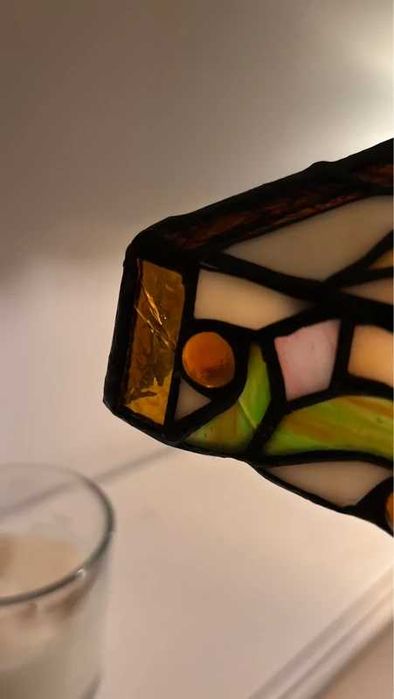 Lampa witrażowa biurkowa stojąca na nodze jak Tiffany klosz z kwiatami