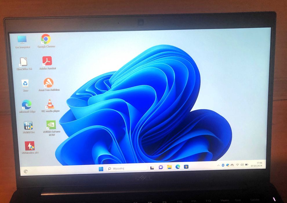 Laptop DELL 7390 Intel® Core™ i7-8th 8GB 256GB SSD USB-C™ FHD podświet