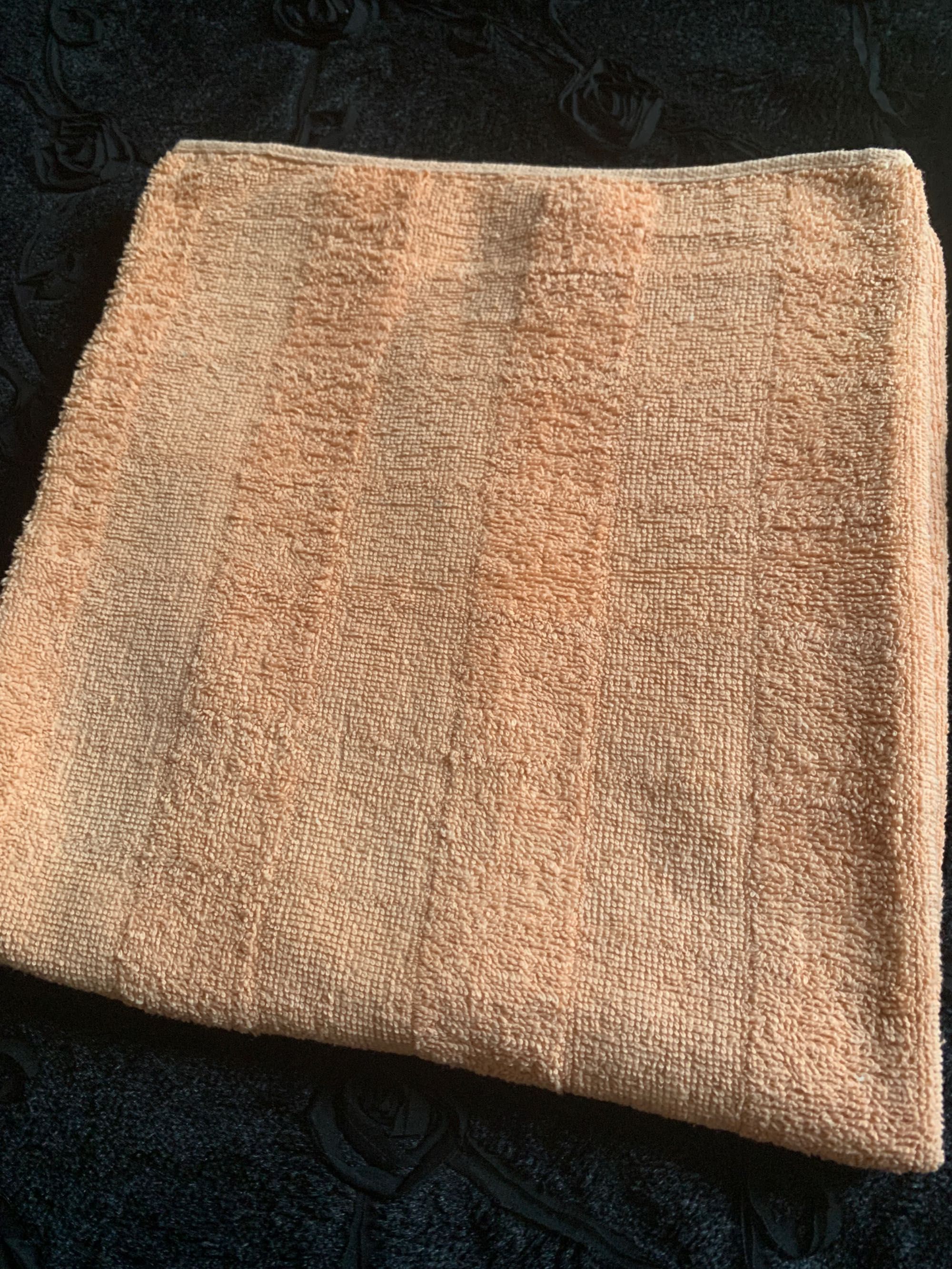 Dwa ręczniki  w tonacji beżu 130x70 i 95x45