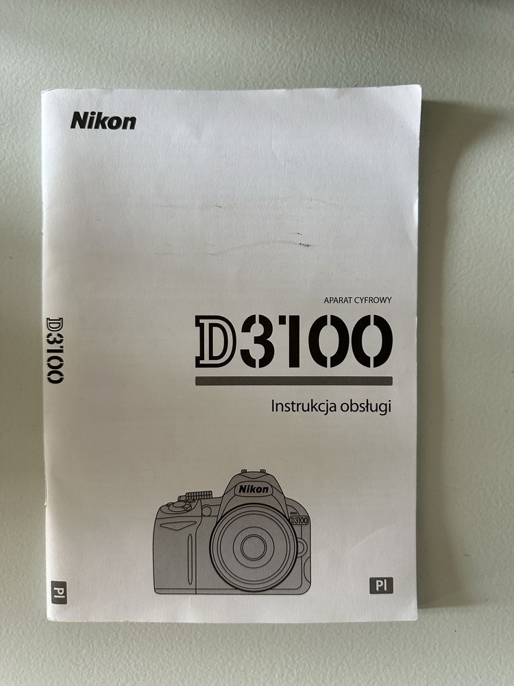 Nikon D3100 z dodatkowym obiektywem i torbą