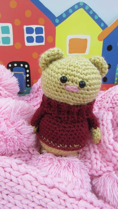 Misiu w koszulce ręcznie robiony maskotka amigurumi