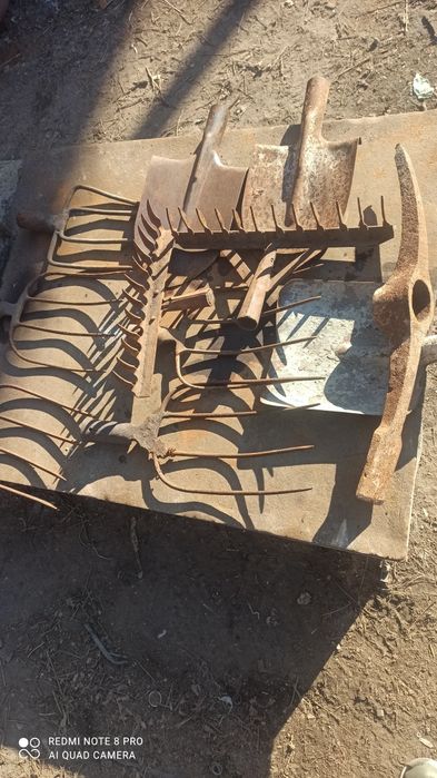 Кувалды топоры молотки вилы