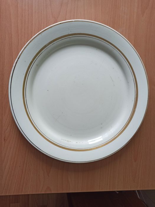 Продам две тарелки.