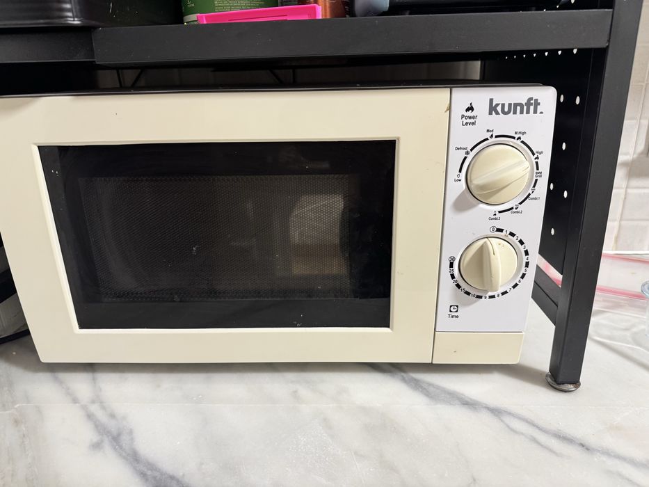 Microondas Kunf impecavel 20 litros ideal para familias pouco mumerosa