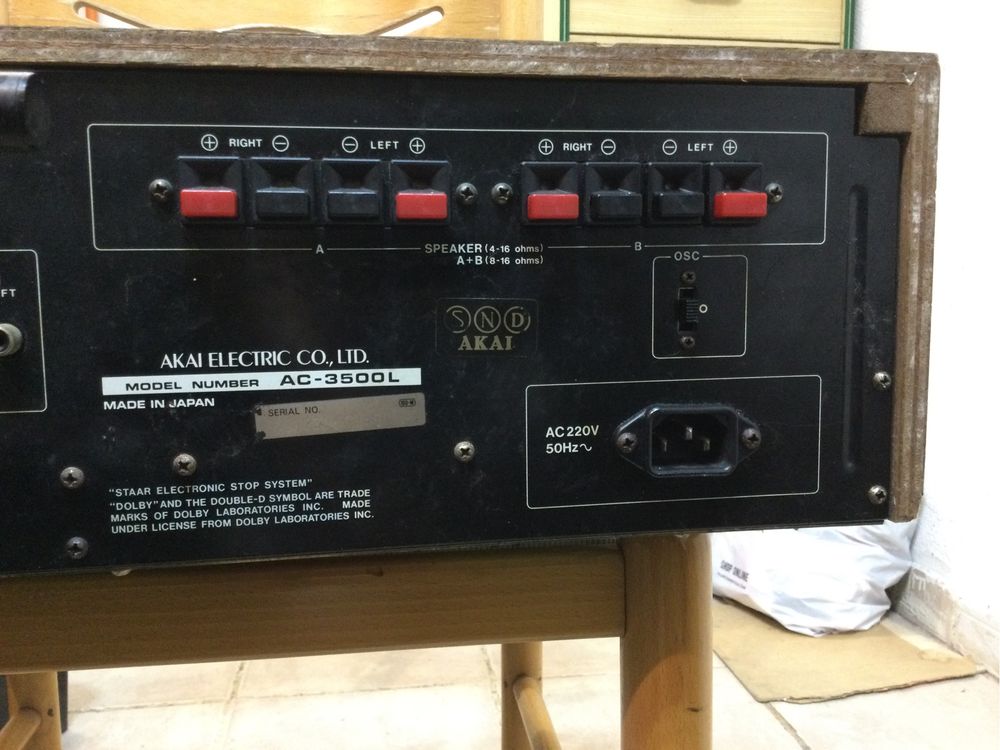 Amplificador e leitor de cassetes akai