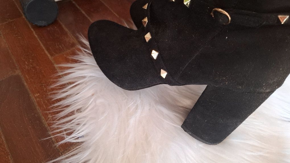 Botinha  preta com detalhes dourado