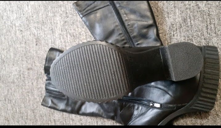 Зимові жіночі шкіряні чоботи.